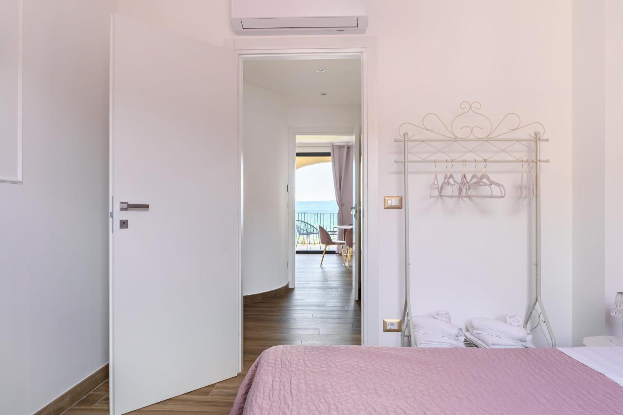 Casa Vacanze Maddalena - Palazzetto Sul Lago - Diamante Rosa Marta Bagian luar foto