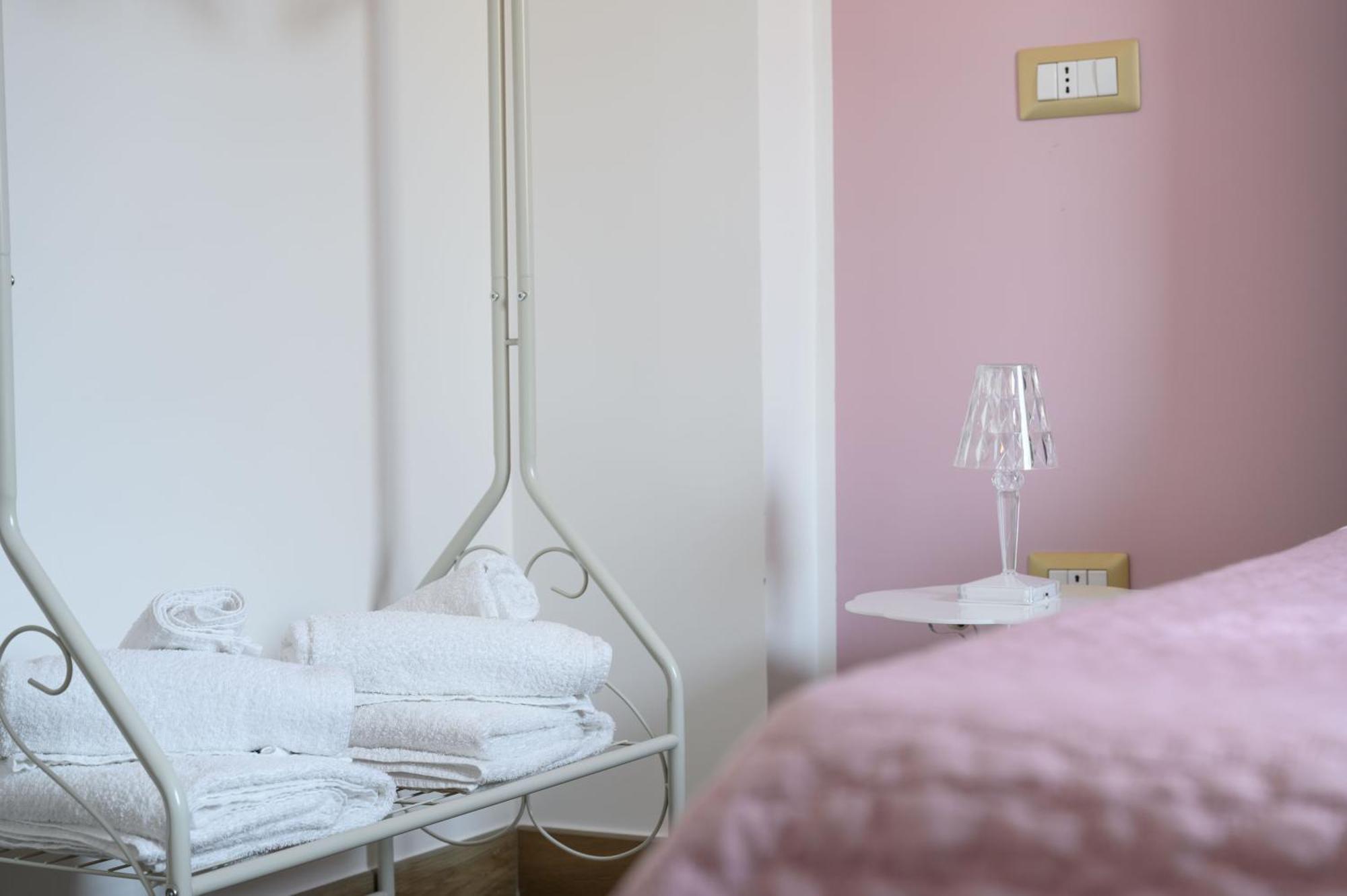 Casa Vacanze Maddalena - Palazzetto Sul Lago - Diamante Rosa Marta Bagian luar foto